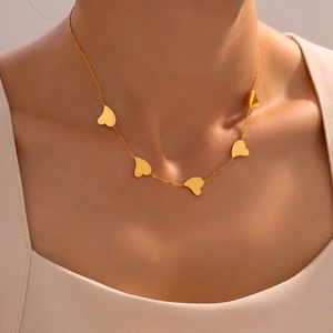 Elegante Halskette mit fünf herzförmigen Anhängern aus 18k vergoldetem Edelstahl für Damen