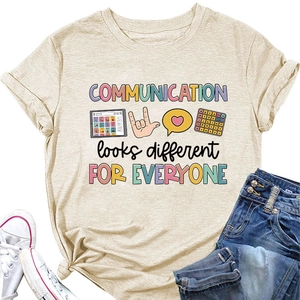 Détail du t-shirt beige à col rond avec icônes de communication et graphiques colorés