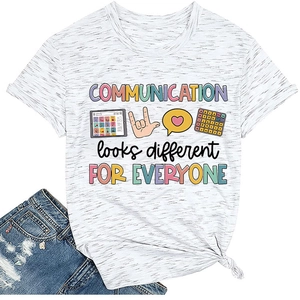 Détail de l'imprimé Communication Looks Different sur un t-shirt gris chiné en coton