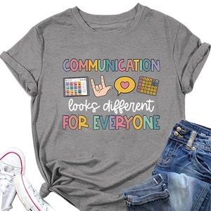 Détail de l'imprimé Communication Looks Different sur t-shirt gris en coton à manches courtes