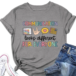 T-shirt gris à col rond avec motif Communication looks different et jean assorti