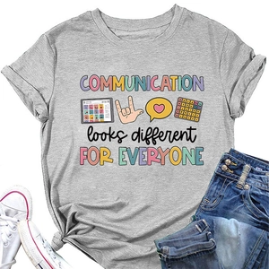 Vue détaillée du t-shirt gris avec imprimé Communication Looks Different et icônes