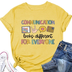Gros plan d'un t-shirt jaune en coton avec un motif coloré sur la communication