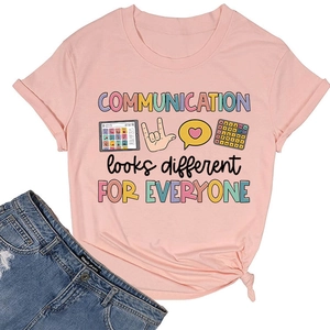 Détail d'un t-shirt en coton rose avec imprimé coloré Communication looks different