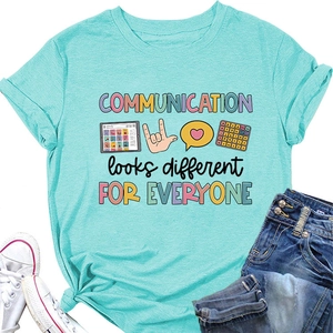 Gros plan du t-shirt vert menthe avec imprimé artistique sur la diversité de communication