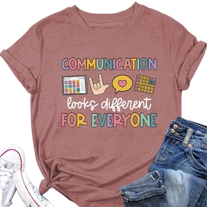 Détail du t-shirt à col rond avec motif 'Communication' et texture en coton doux