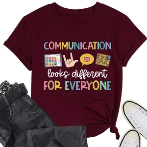 Détail d'un t-shirt bordeaux avec imprimé de communication et tissu en coton doux
