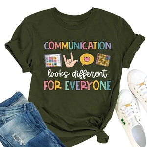 Mise à plat de t-shirt graphique vert armée avec imprimé Communication Looks Different