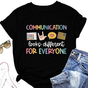 Détails de l'imprimé communication coloré sur un t-shirt noir en coton à col rond