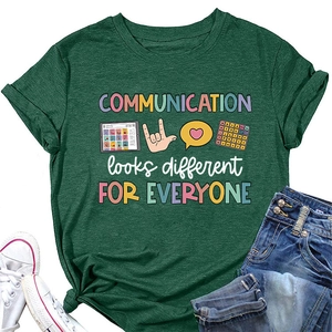 Détail de l'imprimé sur le t-shirt décontracté vert foncé à col rond pour hommes