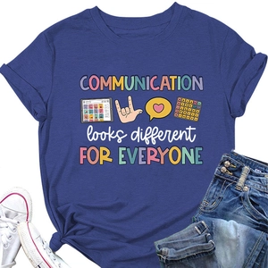 Détail des symboles colorés et du texte imprimé sur le t-shirt bleu marine