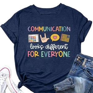 Détail du T-shirt en coton bleu marine avec graphique sur la diversité de communication et tenue