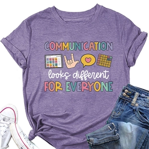Détail du t-shirt violet chiné avec motif graphique coloré et texture de tissu premium