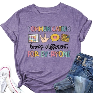 Détail du t-shirt violet décontracté avec motif graphique Communication Looks Different