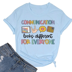 Détail d'un t-shirt bleu clair avec impression graphique Communication looks different