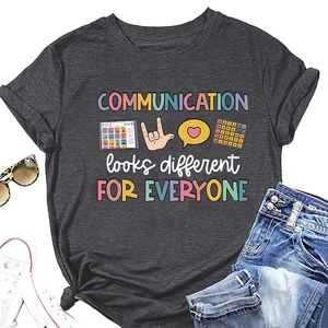 Mise à plat du t-shirt anthracite avec icônes AAC colorées et accessoires de mode