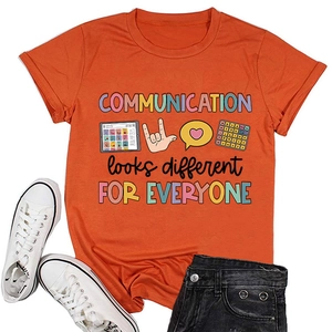 T-shirt en coton orange à plat avec imprimé graphique coloré et accessoires assortis