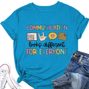 Détail du t-shirt bleu sarcelle avec imprimé Communication looks different for everyone