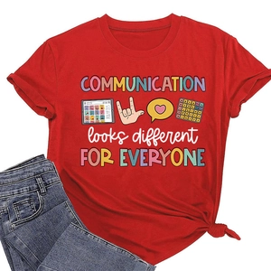 Détail de l'imprimé Communication Looks Different sur le t-shirt en coton rouge vif