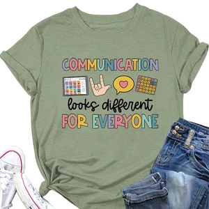 Détail de l'imprimé Communication looks different sur le t-shirt en coton vert sauge
