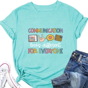 Détail de l'imprimé Communication Looks Different sur un t-shirt bleu clair col rond