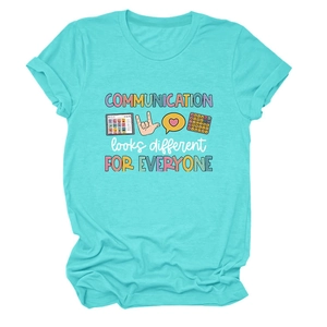 Détail d'un t-shirt sarcelle avec icônes de communication arc-en-ciel et typographie