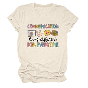 Gros plan sur l'imprimé de communication sur t-shirt en coton beige au tissu doux