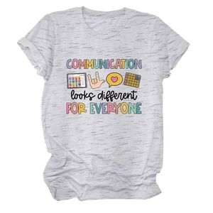 Détail du tissu en coton mélangé et de l'imprimé coloré sur un t-shirt décontracté gris