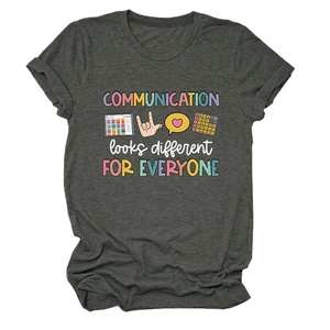 Détail de l'imprimé Communication Looks Different sur un t-shirt en coton gris chiné