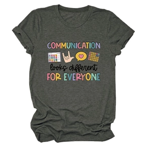 Détail de l'imprimé Communication Looks Different sur un t-shirt gris chiné