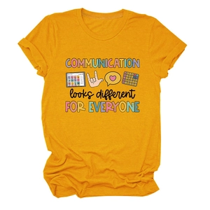 Vue détaillée du t-shirt jaune gingembre avec imprimé Communication looks different
