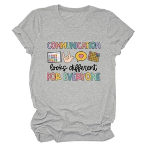 Détail des icônes de communication AAC et texte imprimé sur un t-shirt gris