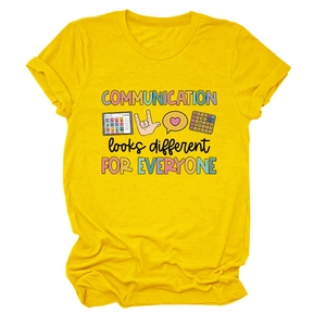 Gros plan de l'imprimé sensibilisation coloré sur le T-shirt en coton jaune