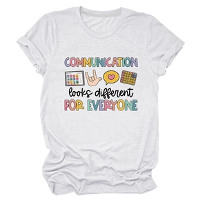 Détail de l'imprimé Communication Looks Different sur un t-shirt en coton blanc