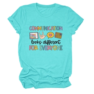 Détail du texte Communication Looks Different imprimé sur un t-shirt en coton vert menthe