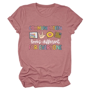 Détail de l'imprimé Communication looks different sur t-shirt rose poudré à col rond