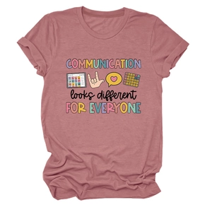 Détail du slogan Communication looks different et icônes colorées sur t-shirt rose