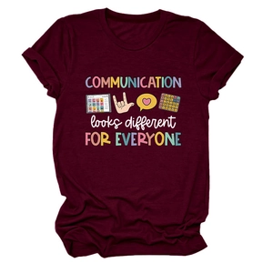 Détail de l'imprimé Communication looks different sur t-shirt bordeaux à col rond