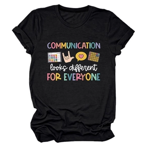 Détail de la sérigraphie colorée sur un t-shirt en coton noir montrant des motifs textuels