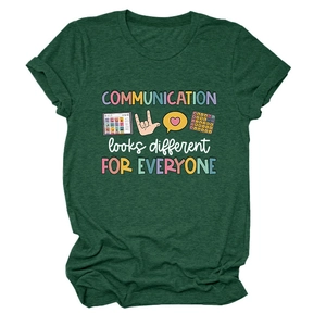 Détail du t-shirt vert foncé avec icônes de communication colorées et texte