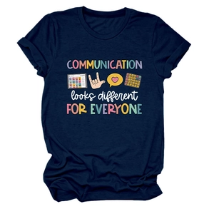 Détail du texte Communication Looks Different et icônes sur t-shirt bleu
