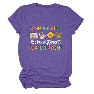 Détail de l'imprimé Communication Looks Different sur t-shirt en coton violet chiné