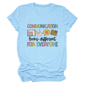 Détail du texte Communication Looks Different et des icônes sur le T-shirt en coton bleu