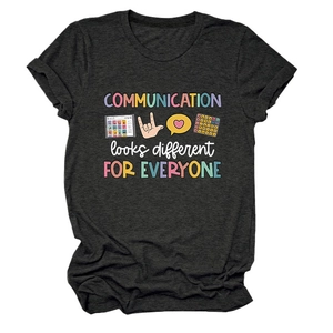 Détail de l'imprimé slogan de communication sur t-shirt en coton gris foncé chiné