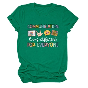 Détail de l'imprimé Communication Looks Different sur t-shirt en coton vert foncé