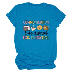 Détail de l'imprimé Communication looks different sur le t-shirt en coton bleu vif