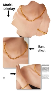 Vue détaillée de l'ensemble collier et bracelet à maillons cœur plaqué or 18 carats