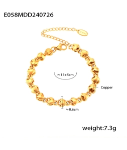 Détail du bracelet chaîne à cœur plaqué or 18 carats avec spécifications de taille et matière