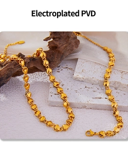 Détail de la maille cœur plaquée or PVD avec fermoir mousqueton et chaînette réglable