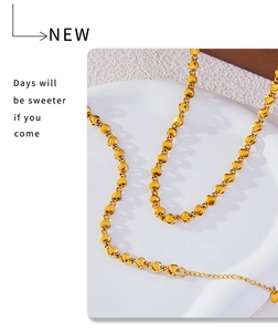Détail du collier à maillons en forme de cœur plaqué or 18 carats avec finition polie